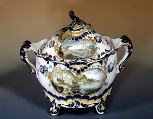 Arte francés: gran sopera, decoración púrpura de estilo rococó del siglo XVIII. París, Artes Decorativas de French School