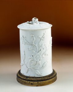 Arte francés: tarro de tabaco montado en bronce dorado. Porcelana blanda de Saint Cloud de French School