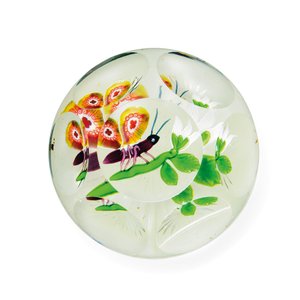 Peso de mariposa y flor facetado de Baccarat, mediados del siglo XIX