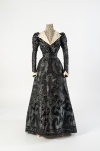 Vestido de seda negra con cuello alto de encaje crema, principios de la década de 1890