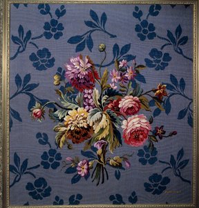 Ramo de flores sobre fondo azul. Tapiz de las manufacturas de Aubusson. Siglo XVIII. Aubusson, Museo del Tapiz de French School