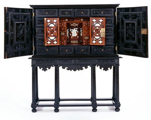 Gabinete sobre soporte de French School