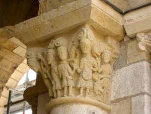 Capitel que representa un grupo de hombres de French School