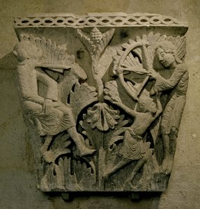 Capitel que representa a un hombre disparando una flecha en el cuello de otro, c.1125-30 de French School