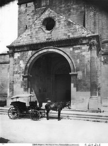 Carruaje esperando frente al pórtico de la catedral Notre-Dame-des-Doms de French School