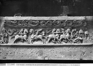 Catedral de San Pedro en Angulema, detalle del dintel en la fachada oeste que representa escenas inspiradas en La Chanson de Roland, original de c.1125-35 (molde de yeso de piedra) de French School
