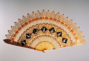 Abanico de mano estilo catedral en estilo Carlos X, cuerno perforado, pintado y dorado, Francia