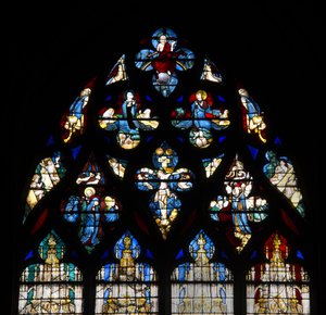 Catedral de Chartres, vidriera: la capilla de Vendôme, detalle alto que representa la crucifixión de Cristo y el juicio final