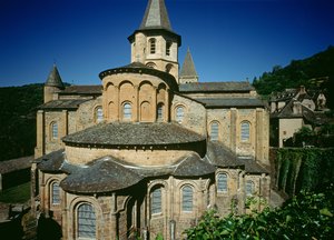 Iglesia de St. Foy desde el este, comenzada c.1050 por el Abad Odolric de French School