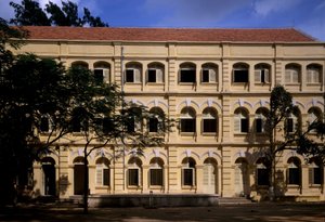 Arquitectura colonial en Vietnam: Detalle de la Escuela Puginier, escuela cristiana fundada por Monseñor Puginier, construida en 1898, arquitectura de estilo militar de French School