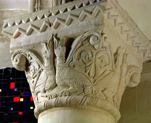 Capitel de columna con grotescos dispuestos simétricamente, del coro del hemiciclo, principios del siglo XII de French School