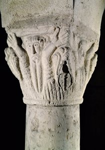 Capitel de columna con un hombre con los brazos levantados de French School