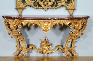 Mesa consola, diseñada por Jules-Michel Hardouin (1635-1737), hecha por Pierre Turpin y Michel II Lange, c.1725 (madera dorada tallada, tapa de mármol (griotte de campan))