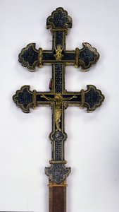 Cruz, de la Abadía de Clairmarais (oro incrustado con piedras semipreciosas)