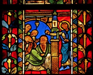 Una escena de la Vida de San Nicolás, ex Catedral de Troyes: el santo deja dinero a un hombre evitando así que sus hijas entren en la prostitución