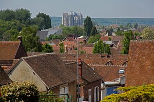 Representación de una vista de la catedral de Beauvais vista desde lejos