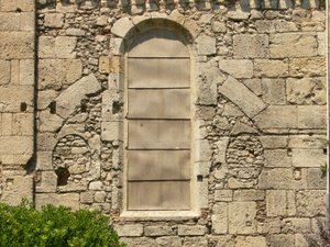 Vista de una ventana antigua tapiada de French School