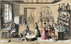 Descripción de las diversas etapas de fabricación y usos de la arcilla: vista de un taller con actividades de reparación, bruñido, dorado, pintura, torneado, moldeado y esmaltado. Placa 