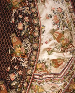 (detalle) de un magnífico traje de terciopelo marrón cortado, compuesto por abrigo, calzones y cintura de satén marfil bordado en conjunto, c.1760 de French School