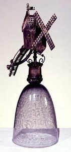 Vaso de bebida con pie de metal en forma de molino de viento, grabado con punta de diamante de French School
