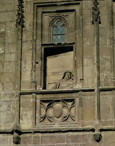 Ventana falsa en la fachada de entrada con una figura de una mujer mirando hacia afuera, posiblemente la esposa de Jacques Coeur, 1443-51 de French School