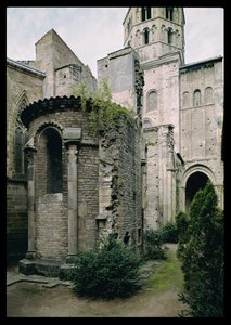 Vista exterior de la absidiola de la Iglesia Abacial, 1088-1130 de French School