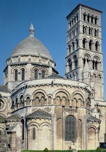 Vista exterior del ábside con las capillas absidiales y el campanario, construido c.1125-1135 de French School