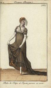 Mujer a la moda con vestido de crespón que revela el pezón