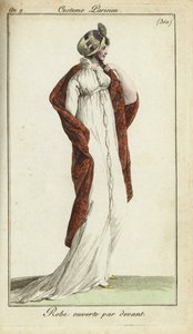 Mujer a la moda con sombrero de paja, vestido y chal
