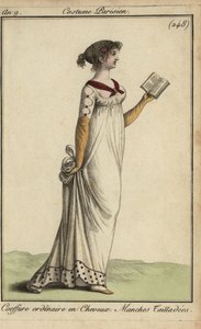 Mujer a la moda leyendo un libro