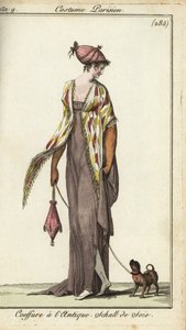 Mujer a la moda paseando a su perro de juguete de French School