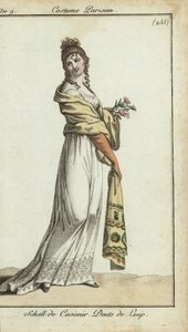Mujer a la moda con chal de cachemira