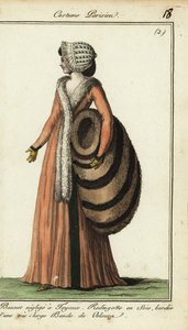 Mujer a la moda con enorme manguito de piel