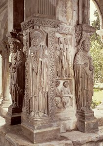 Figuras de San Pedro, San Trophime y San Juan en un pilar del claustro de French School