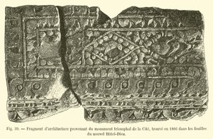 Fragmento de arquitectura proveniente del monumento triunfal de la Ciudad, encontrado en 1866 en las excavaciones del nuevo Hotel-Dieu de French School