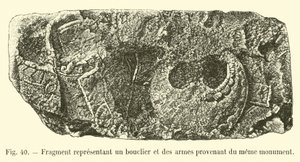 Fragmento representando un escudo y armas provenientes del mismo monumento