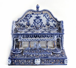 Caligrafía francesa: Escritura en porcelana de Gien, con una longitud total de 40 centímetros, esta pieza es muy representativa del siglo XVIII. Hay 5 tinteros en dos niveles, así como una tabla de plumas rectangular. París, el museo de la pluma. de French School