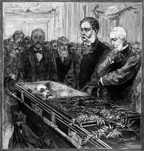 Funeral de James Abram Garfield (1831-1881), Presidente de los Estados Unidos: su reemplazo, Chester Alan Arthur (1830-1886) y el Secretario Blain frente al ataúd bajo la cúpula del Capitolio de Washington. Grabado en 