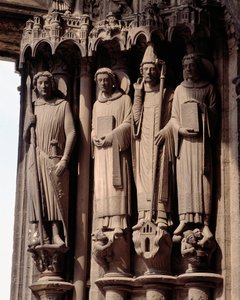 Arte Gótico: Figuras de mártires, a la izquierda San Teodoro, un soldado romano. Bahía del portal sur de la Basílica de Notre Dame de Chartres de French School