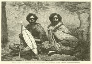 Indígenas australianos (provincia de Victoria); uno de ellos lleva un escudo de corteza de eucalipto o banksia de French School