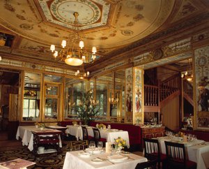 Vista interior del restaurante "Le Grand Vefour" en los jardines del Palais Royal, realizado en el siglo XVIII