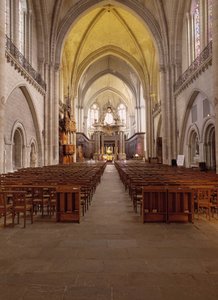 Vista interior de la Catedral de Angers (Maine y Loira) construida entre los siglos XII y XV, representando la perfecta mezcla entre estilo románico y gótico.