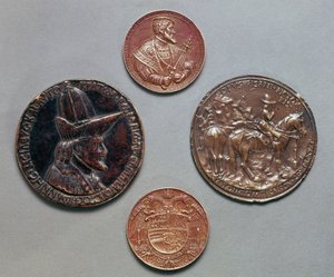Izquierda y Derecha: verso = Juan Paleólogo, recto = Efigie Ecuestre del Emperador, por Pisanello, c.1438; Arriba a Abajo: verso = Carlos V, recto = El Gran Escudo de Armas del Imperio, por Hans Reinha