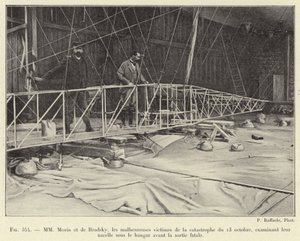 Morin y de Bradsky, las desafortunadas víctimas de la catástrofe del 13 de octubre, examinando su góndola bajo el hangar antes de la salida fatal (grabado) de French School