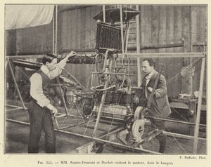 Santos-Dumont y Buchet visitando el motor, en el hangar (grabado)