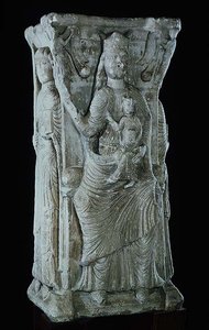 Madonna y Niño, relieve de un pilar rectangular (mármol)
