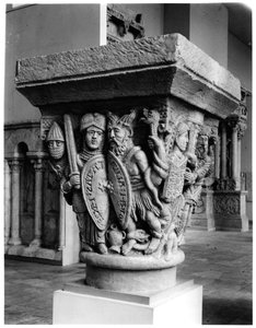 Misericordia contra la Avaricia, capitel que representa la Lucha de los Vicios contra las Virtudes, de la iglesia de Notre-Dame-du-Port, Clermont-Ferrand (molde de yeso de piedra) de French School