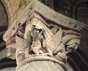 Monstruo devorando a un humano, capitel de columna de French School