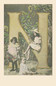 Una niña sosteniendo un violín, otra llevando flores, un bebé sentado