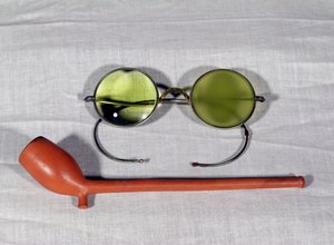Par de gafas y pipa pertenecientes a Claude Monet, siglo XIX-XX